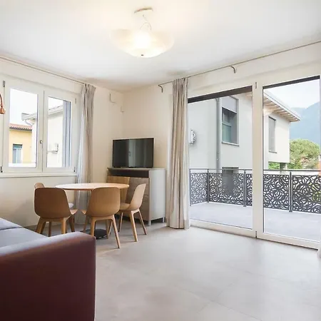 Lake Home Holiday * Como